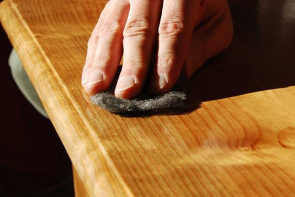 روش‌های تمیز کردن و برق انداختن وسایل چوبی